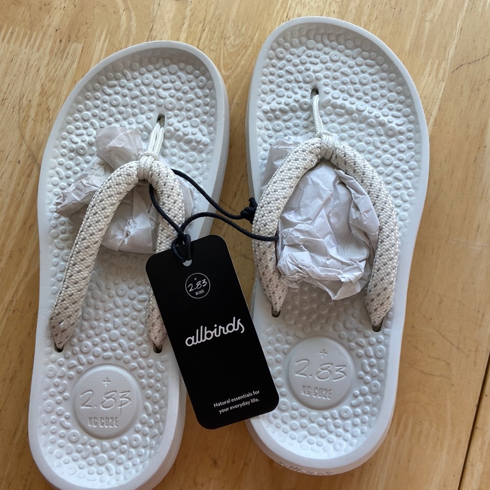 Womens size 7/ men’s size 5 Allbirds white flip flops